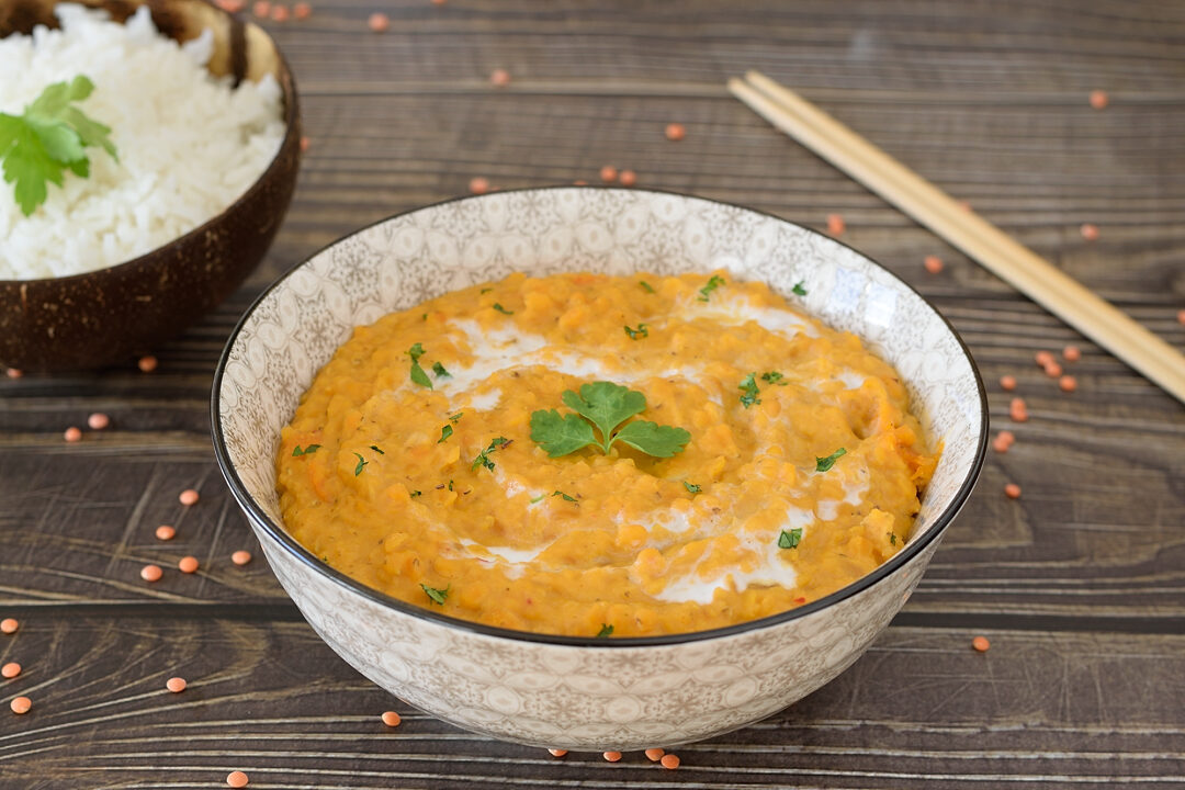 Dahl con lenticchie rosse al curry e latte di cocco