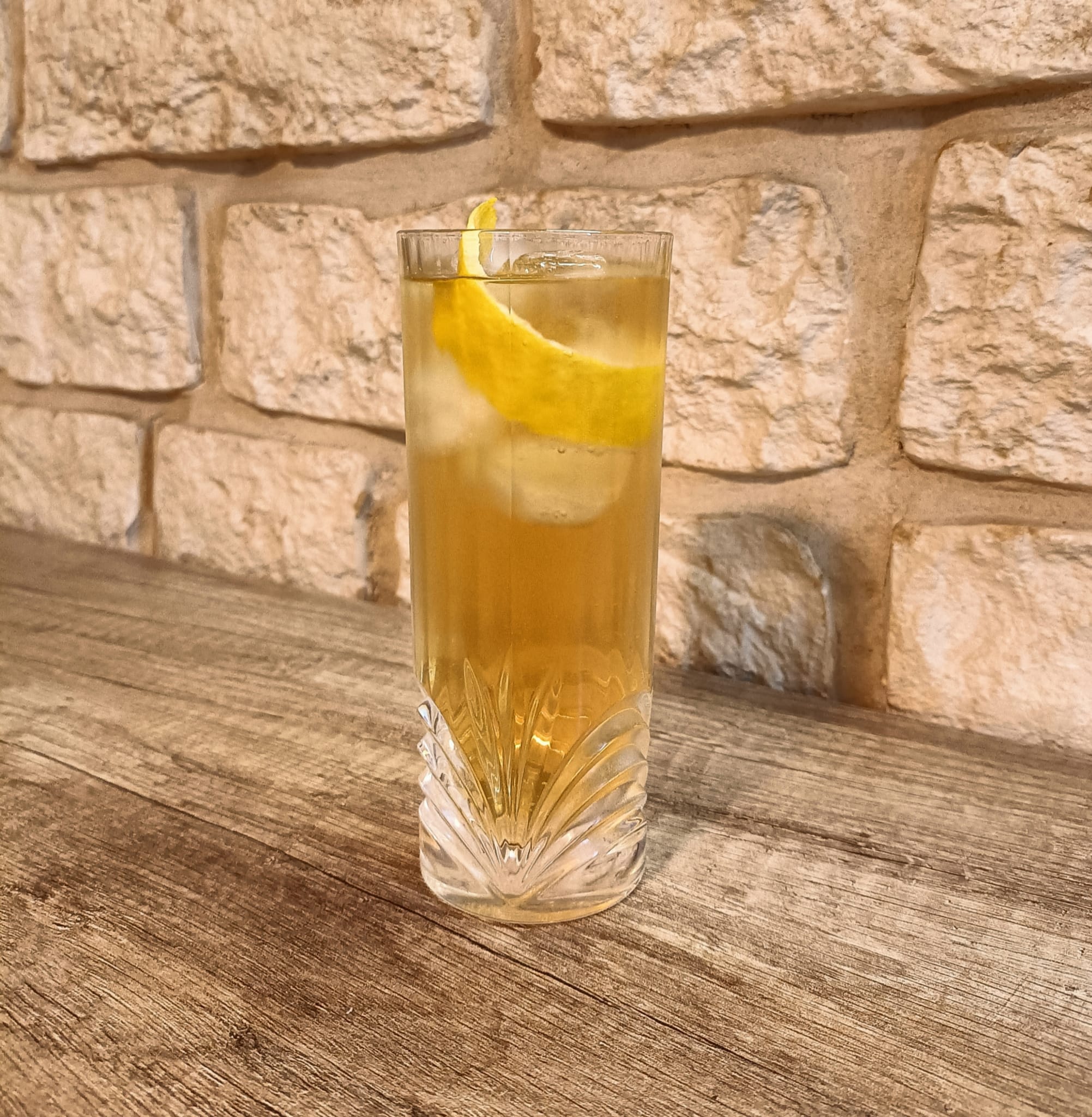 Dark’ n’ stormy fatto in casa: ingredienti e preparazione del gustoso cocktail delle bermuda
