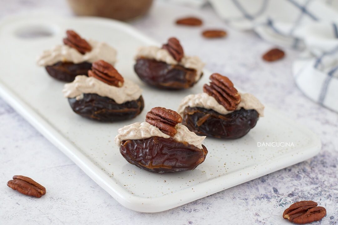 Datteri ripieni di yogurt greco e noci pecan