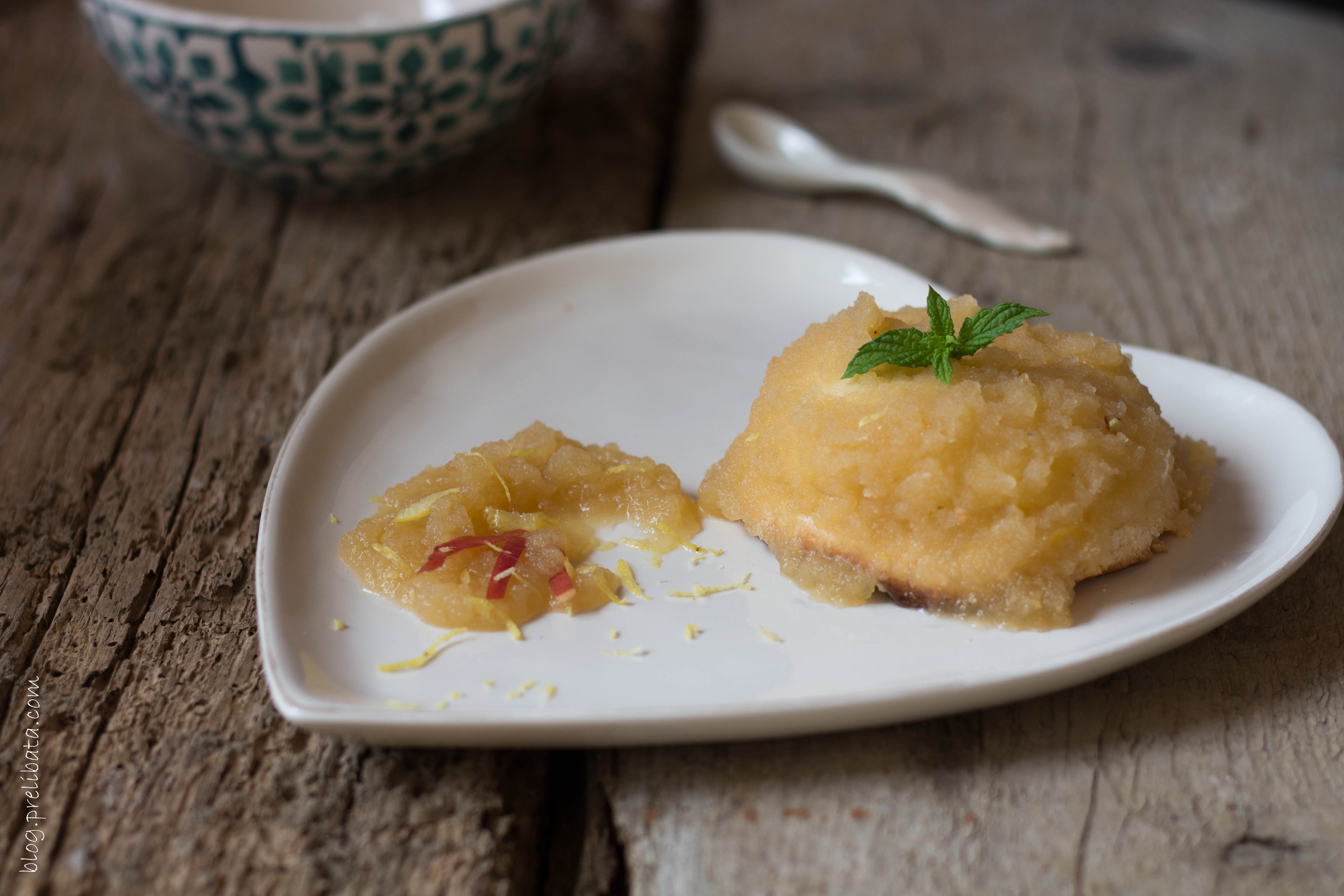 Delizia di ricotta e cannella con salsa di mela annurca