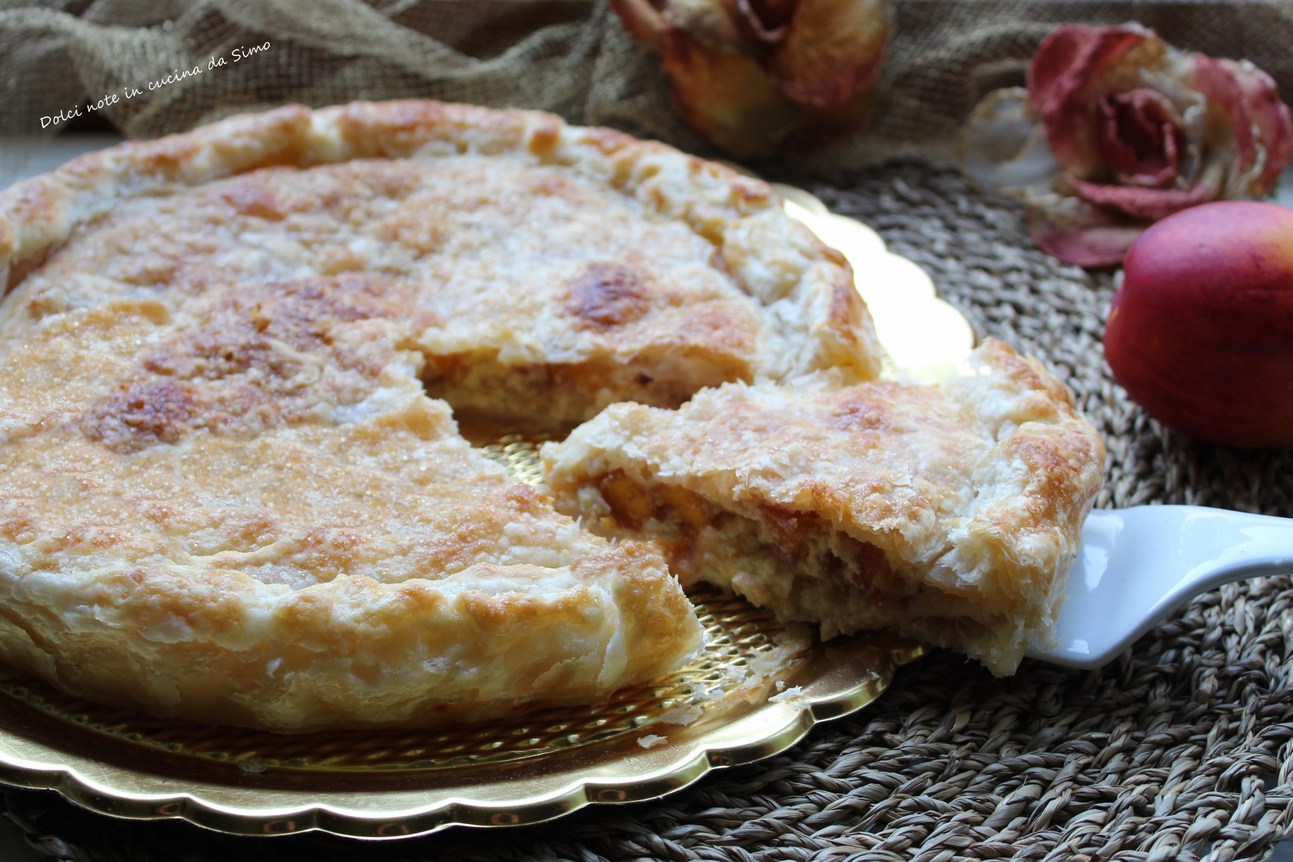 Delizia di sfoglia con pesche e yogurt