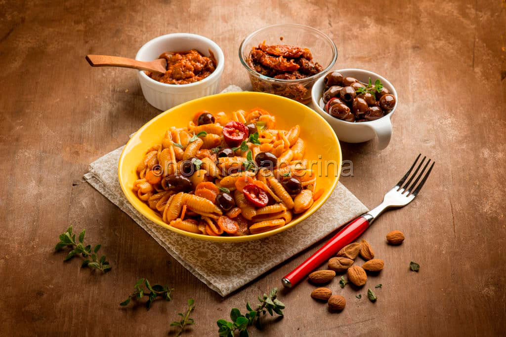 Deliziosi gnocchetti al pesto rosso con carote ed olive