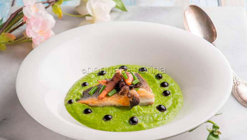 Delizioso branzino con percebes e crema di piselli