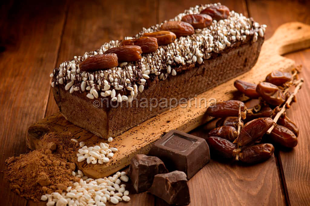 Delizioso plumcake al cioccolato con riso soffiato e datteri