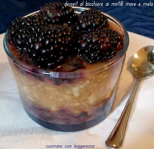 Dessert al bicchiere ai mirtilli more e mela