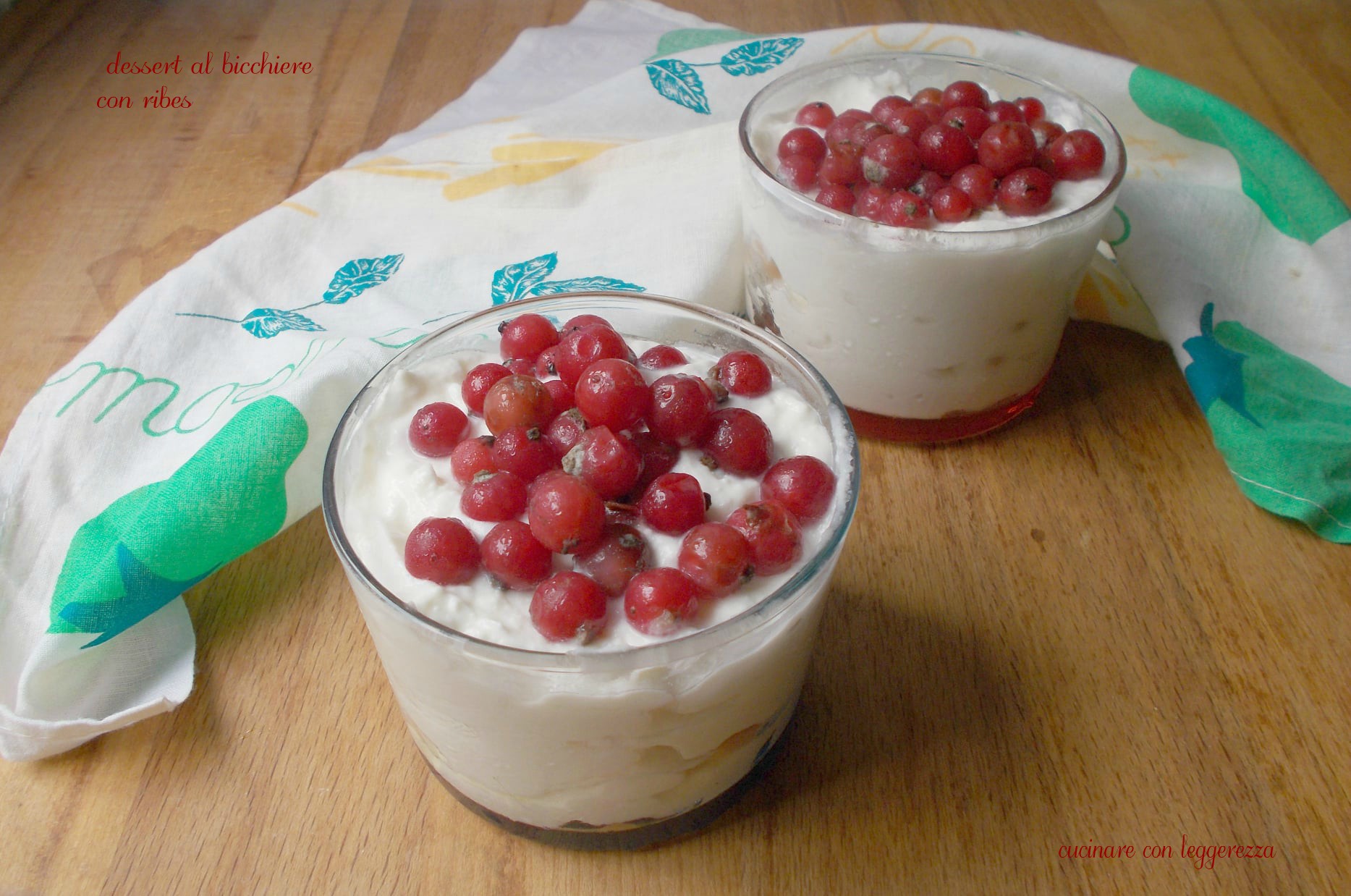 Dessert al bicchiere con ribes