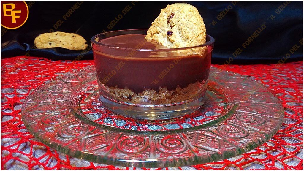 Dessert al cucchiaio con cioccolato e biscotti