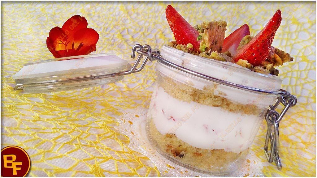 Dessert al cucchiaio con panna fragole e pistacchio