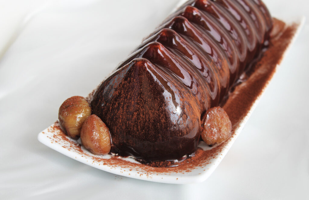 Dessert alla crema di marroni glassato al cioccolato