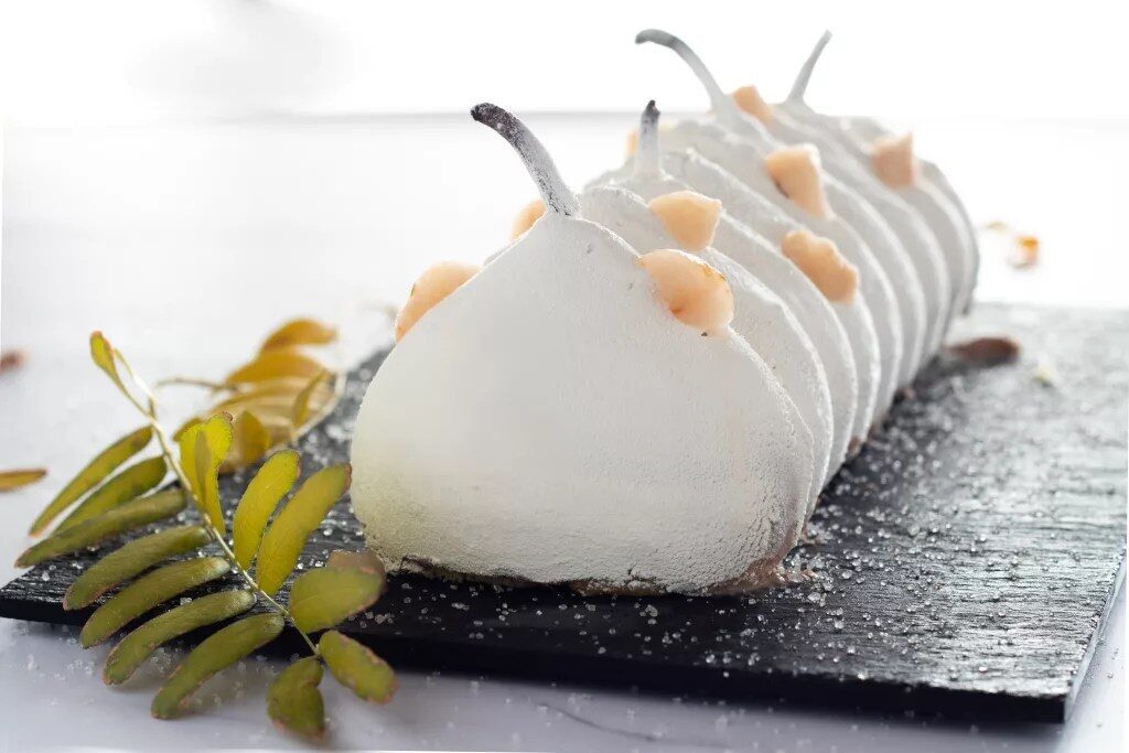 Dessert alla crema di nocciole con inserto di pere
