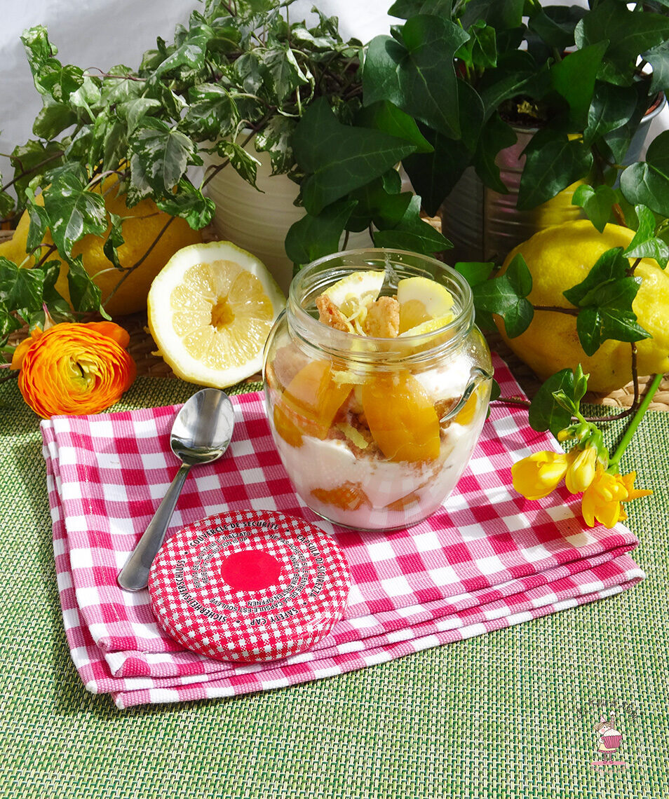 Dessert allo yogurt, pesche sciroppate e crumble al limone di amalfi