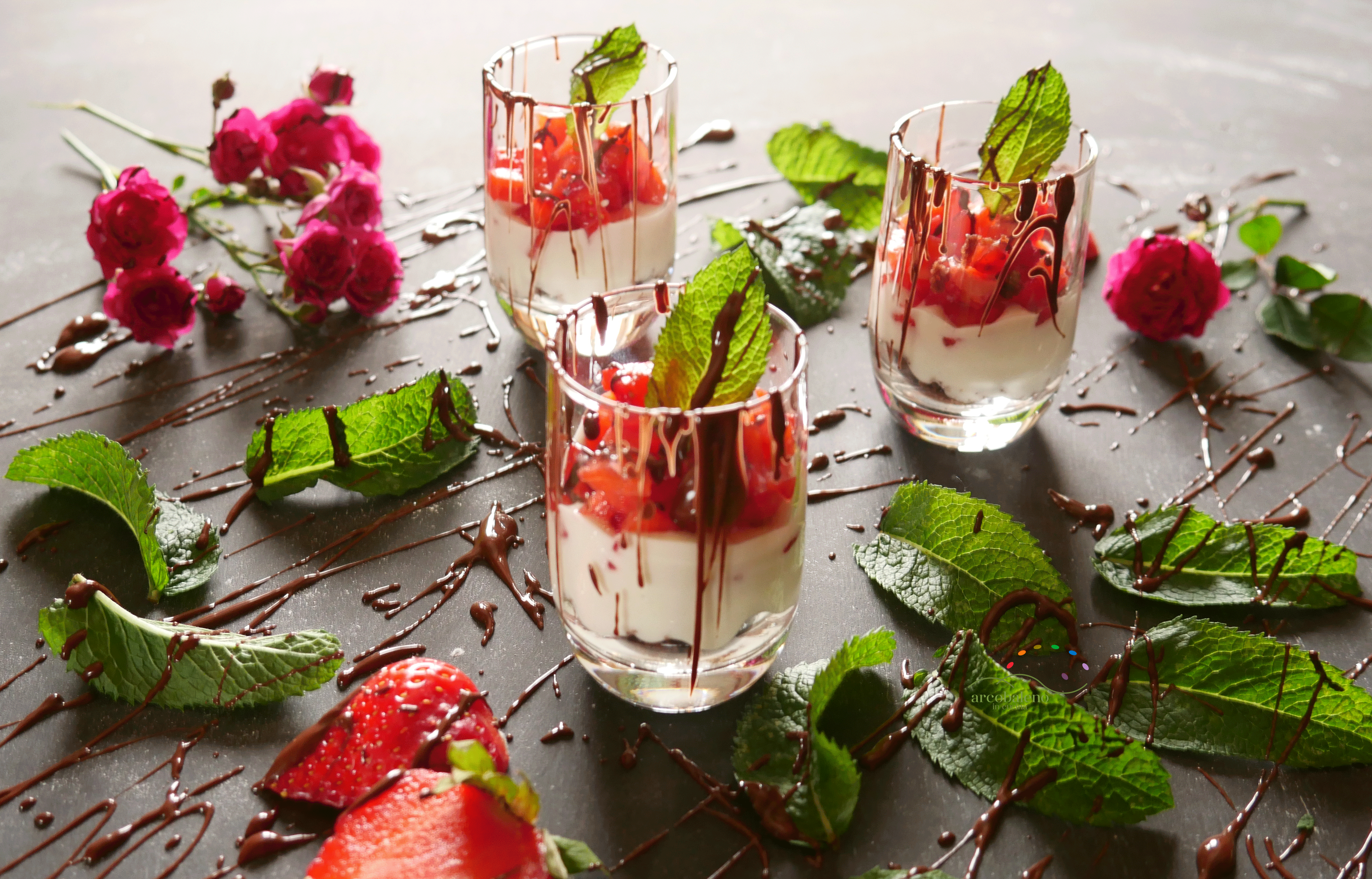 Dessert in coppetta con fragole crema vegan e biscotti al cacao sbriciolati