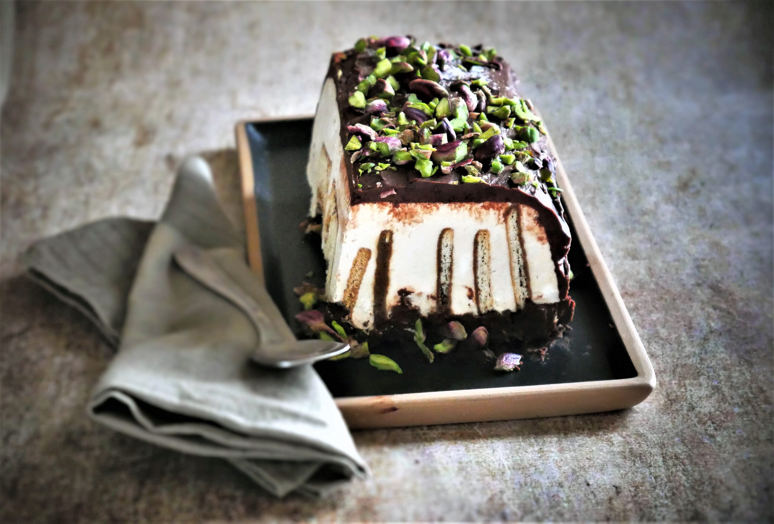 Dessert mattonella al caffe’ con granella di pistacchi
