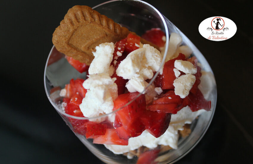 Dessert rapido con fragole fresche, meringhe e biscotti lotus