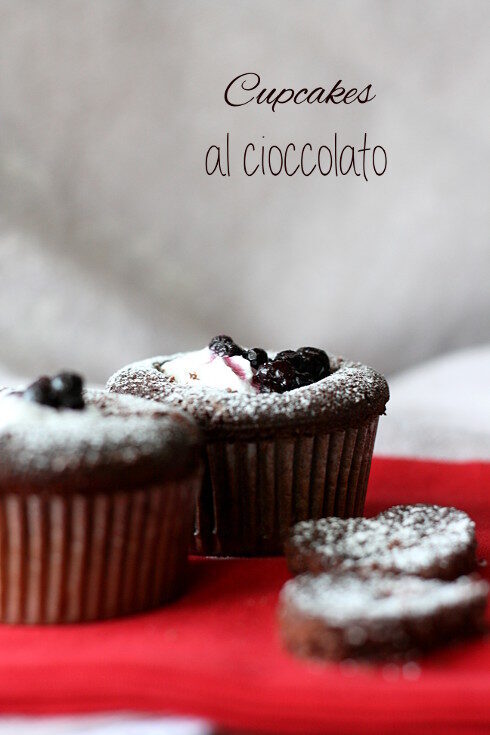Devil’s food cupcakes con panna e mirtilli