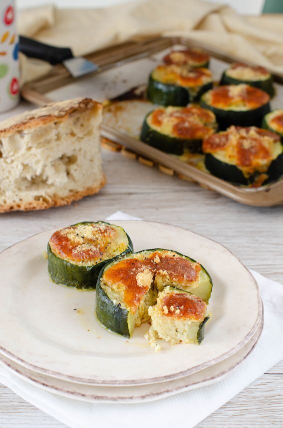 Dischi di zucchine ripieni di pane raffermo cotti al forno