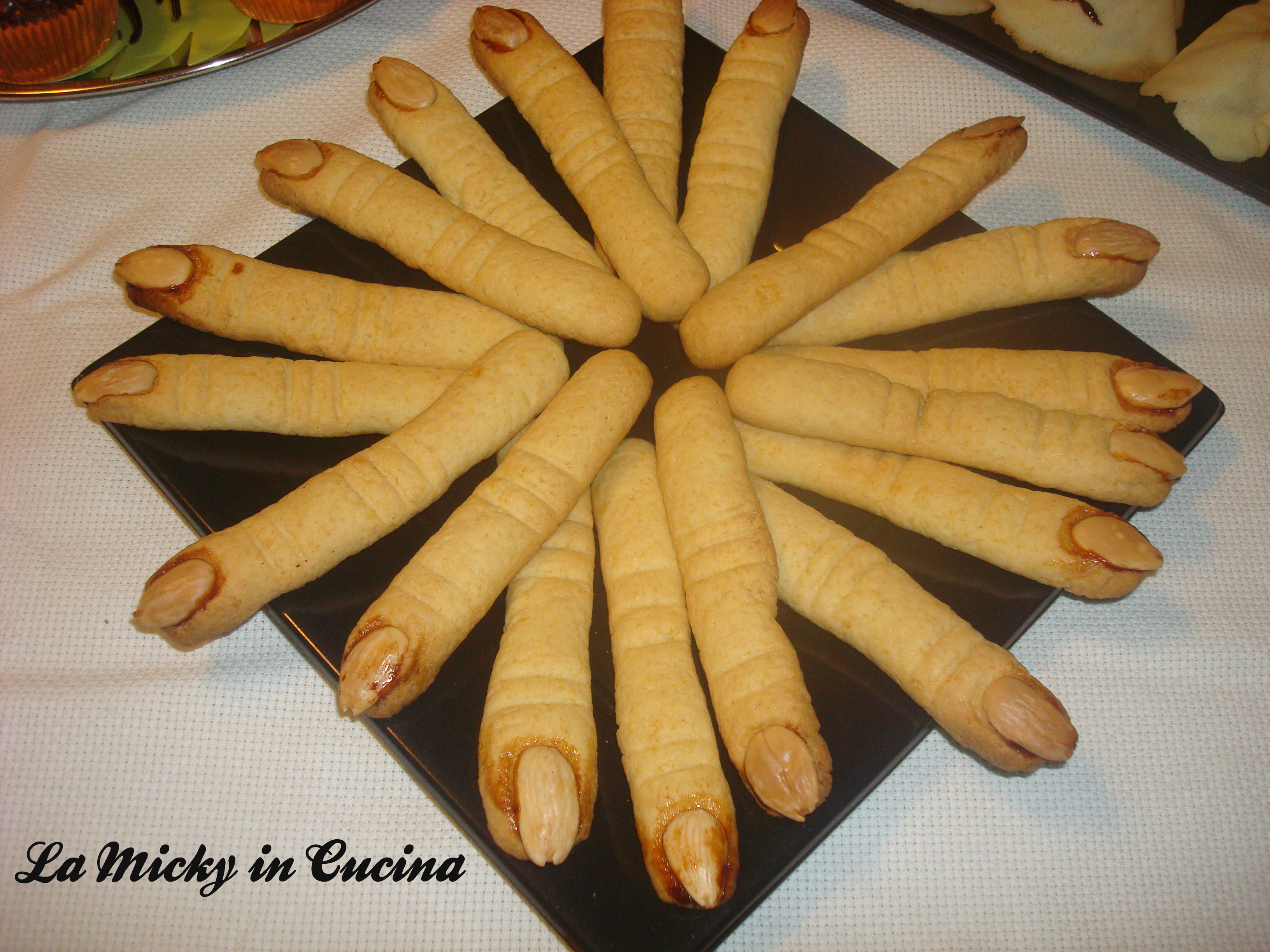 Dita della strega di halloween