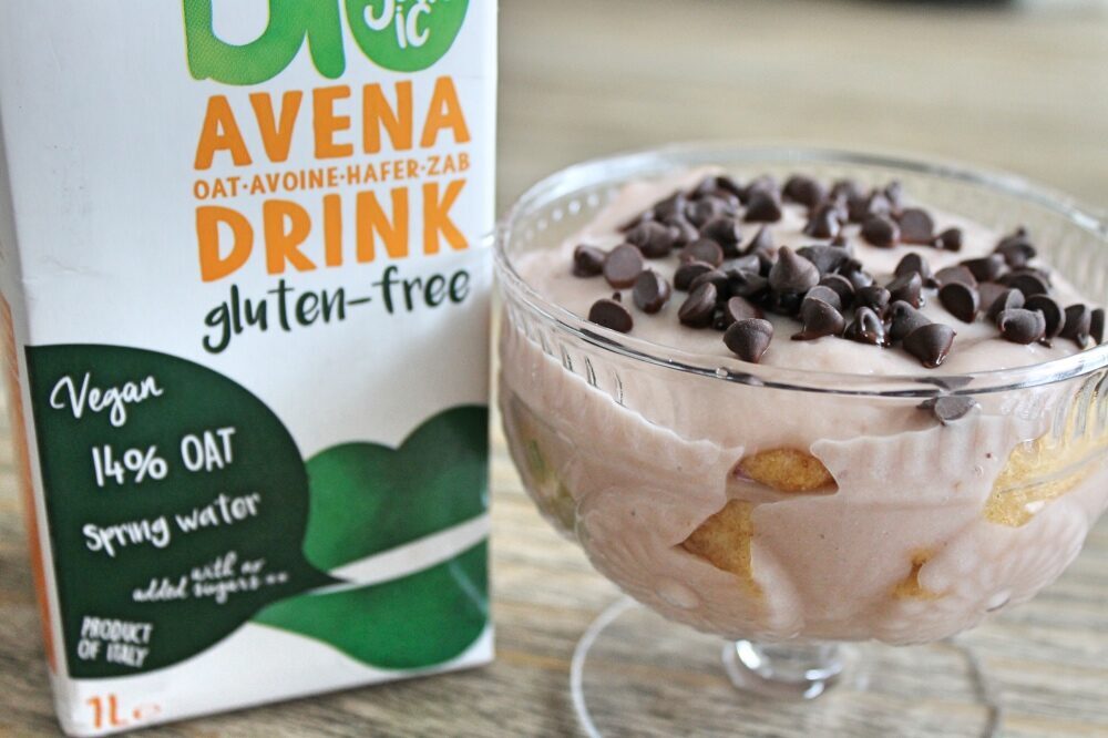 Dolce al bicchiere con avena drink