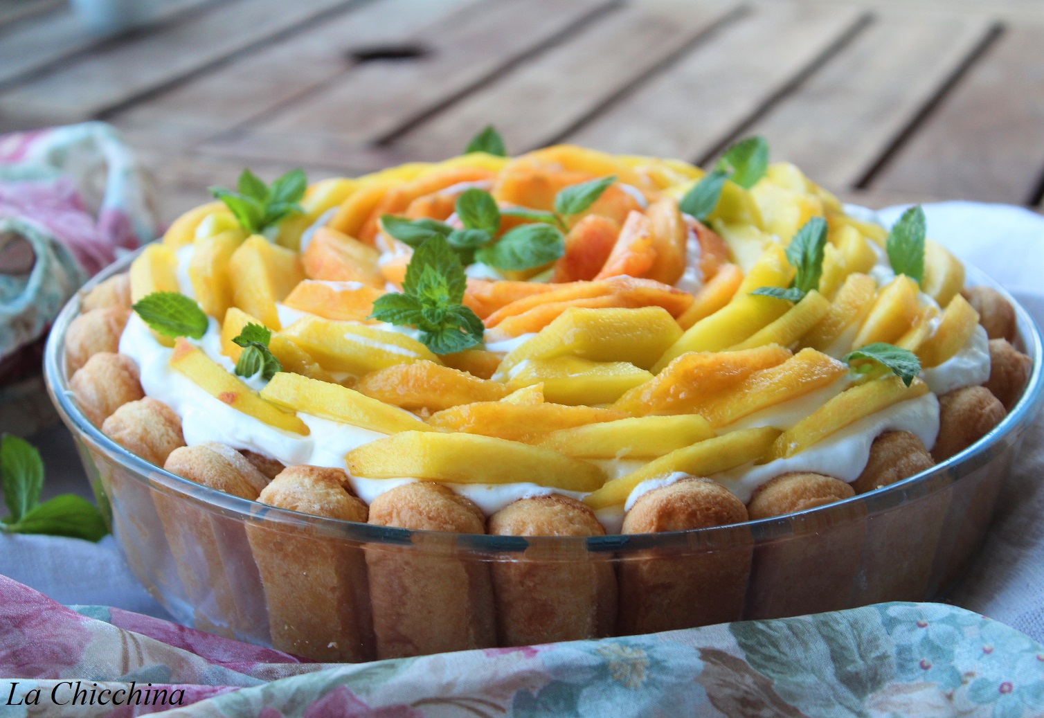 Dolce al cucchiaio con crema e pesche