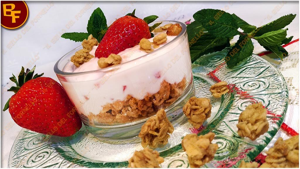 Dolce al cucchiaio fragola e cereali