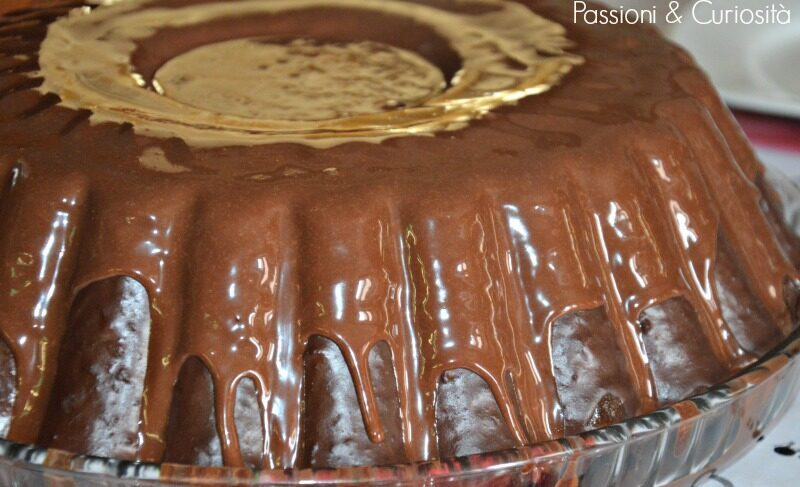 Dolce con colata di cioccolato