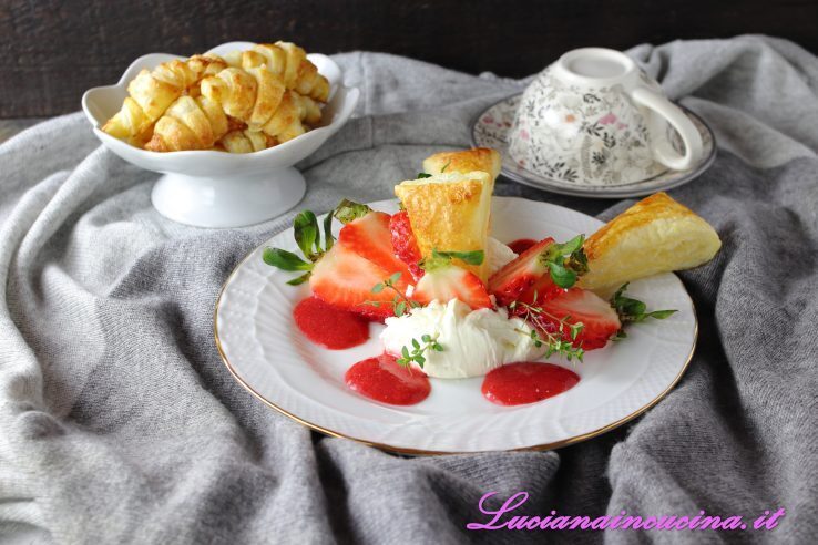 Dolce con pasta sfoglia e fragole
