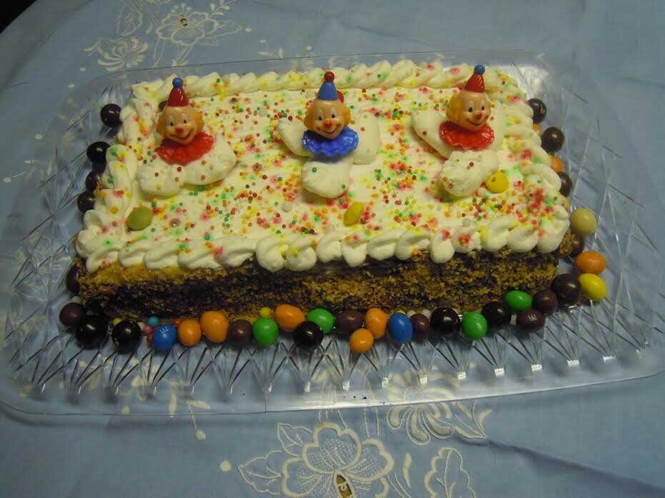 Dolce con piccoli clown