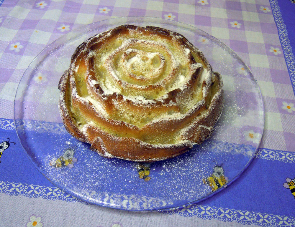 Dolce con stampo a forma di rosa