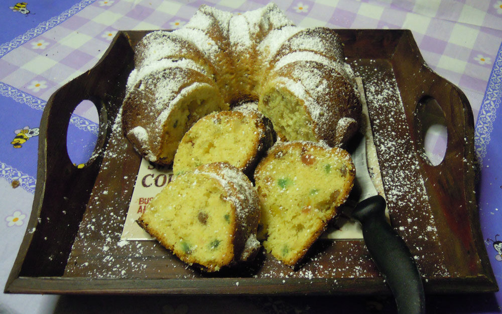 Dolce con uvetta e canditi