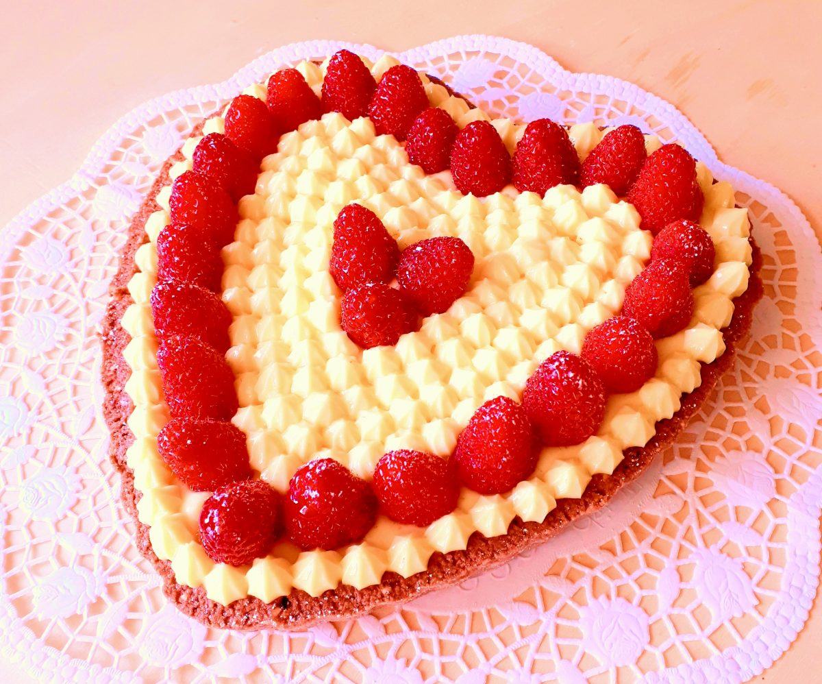 Dolce cuore ai lamponi e cioccolato bianco