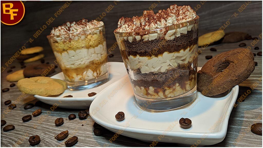 Dolce di crema al caffè con biscotti