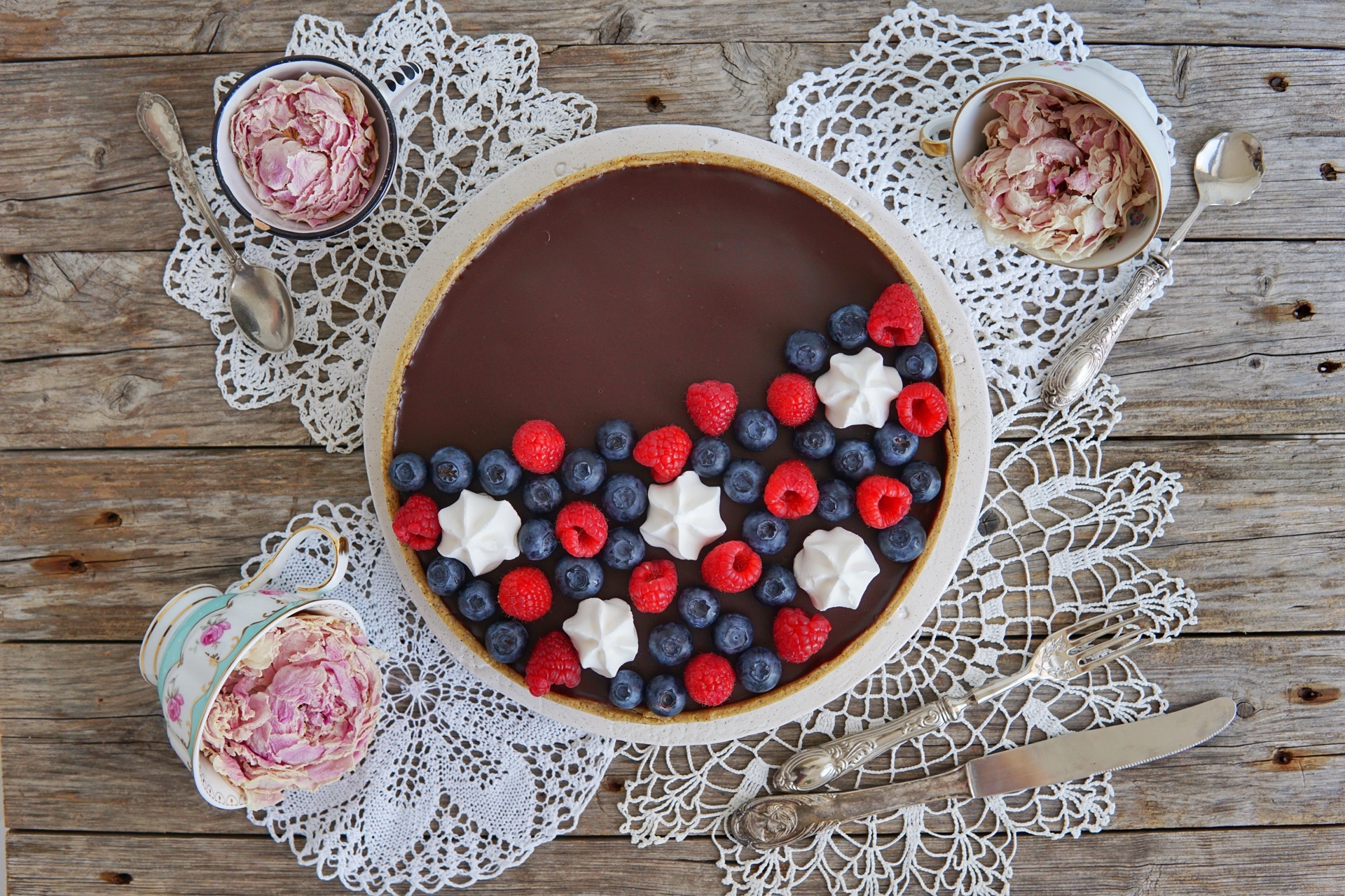 Dolce frolla con crema di formaggio e ganache fondente