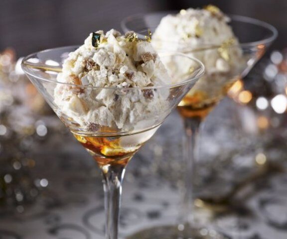 Dolce gelato con meringhe e marroni canditi