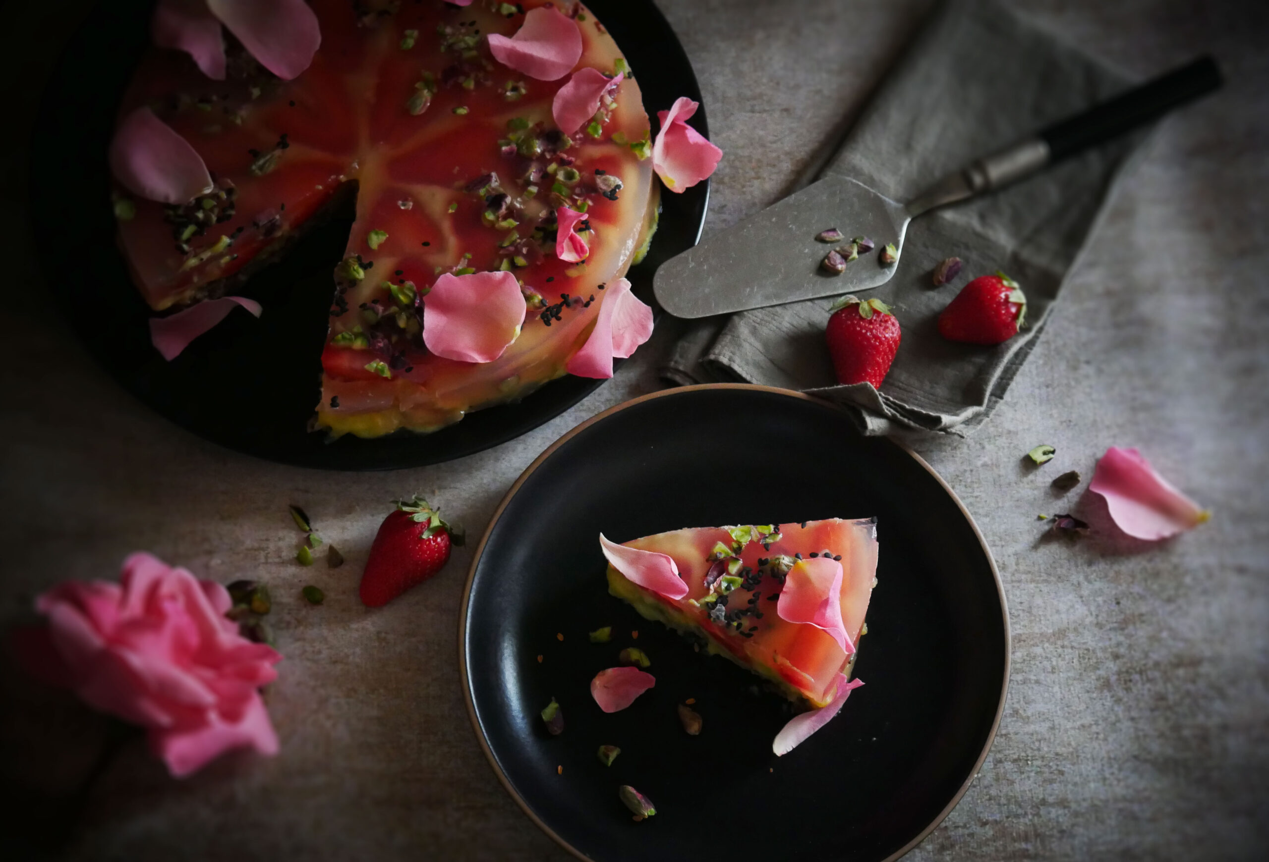Dolce glutenfree con fragole e gelatina naturale al profumo di rose e limone