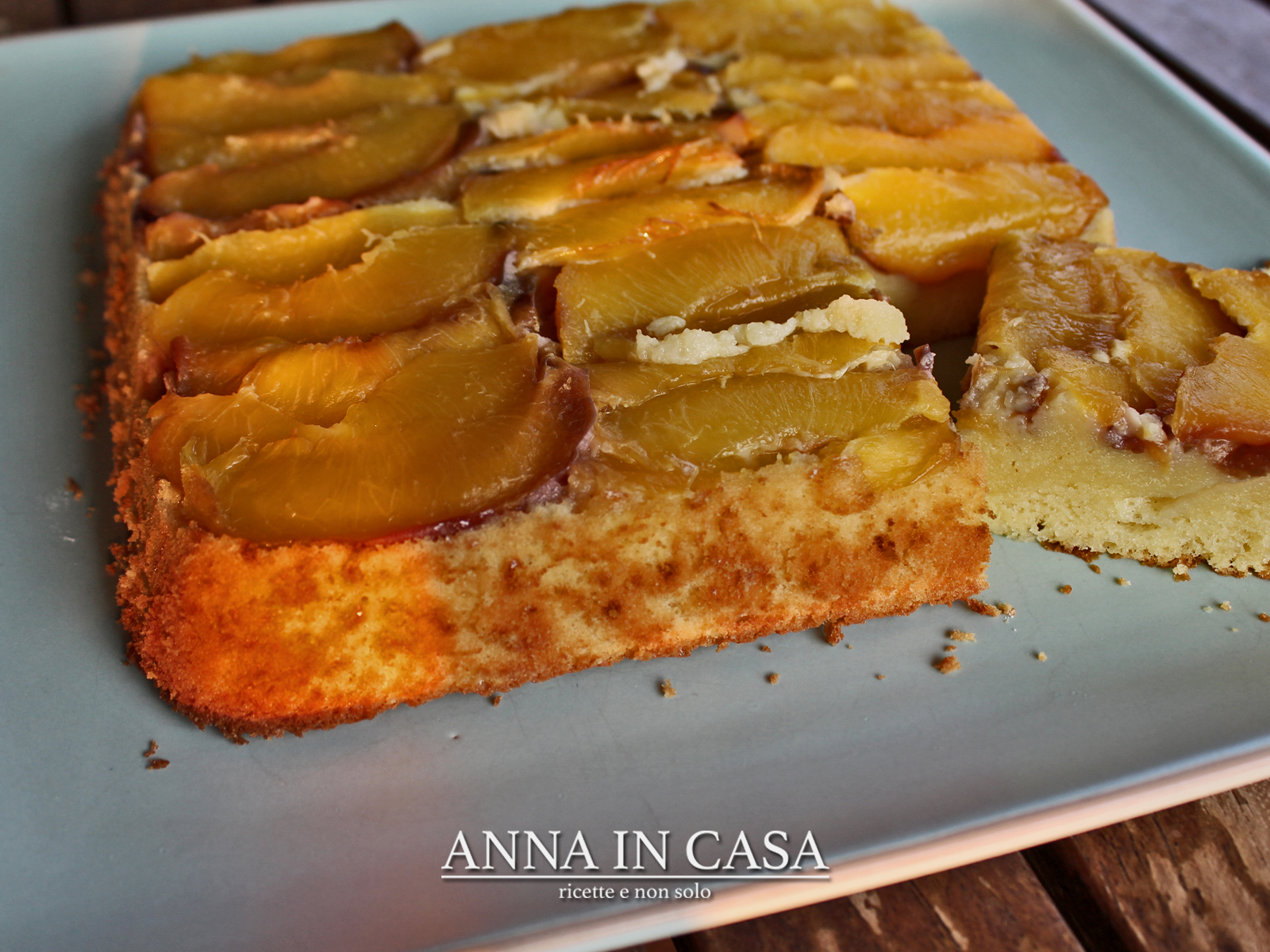 Dolce rovesciato di pesche