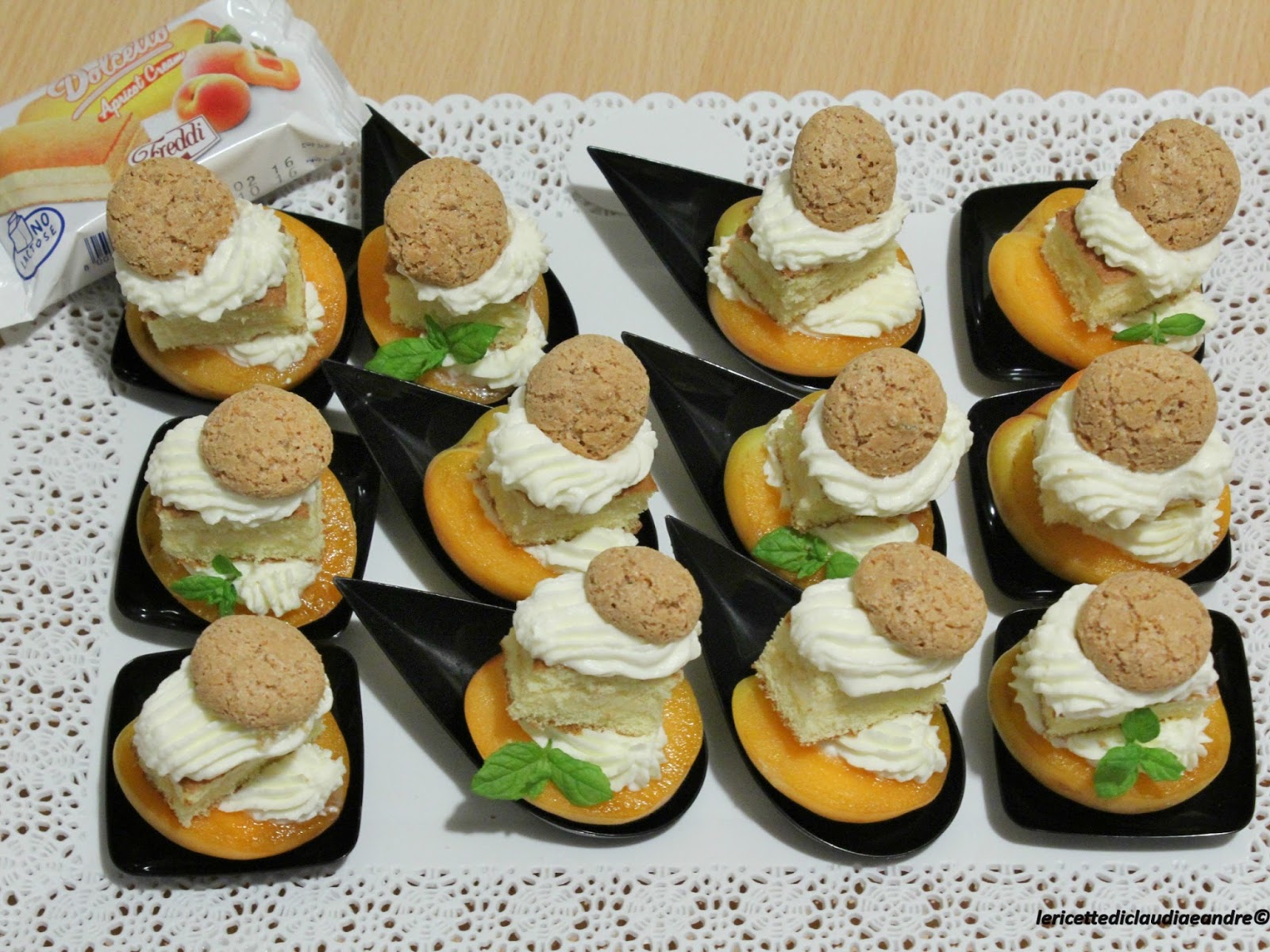 Dolcetti all’albicocca, crema al mascarpone e amaretti