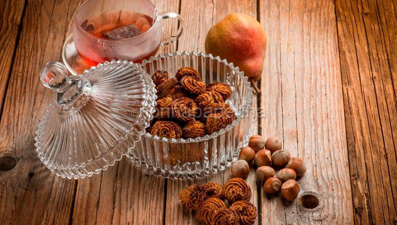 Dolcetti di nocciole e pere senza glutine e lattosio: la golosità è per tutti