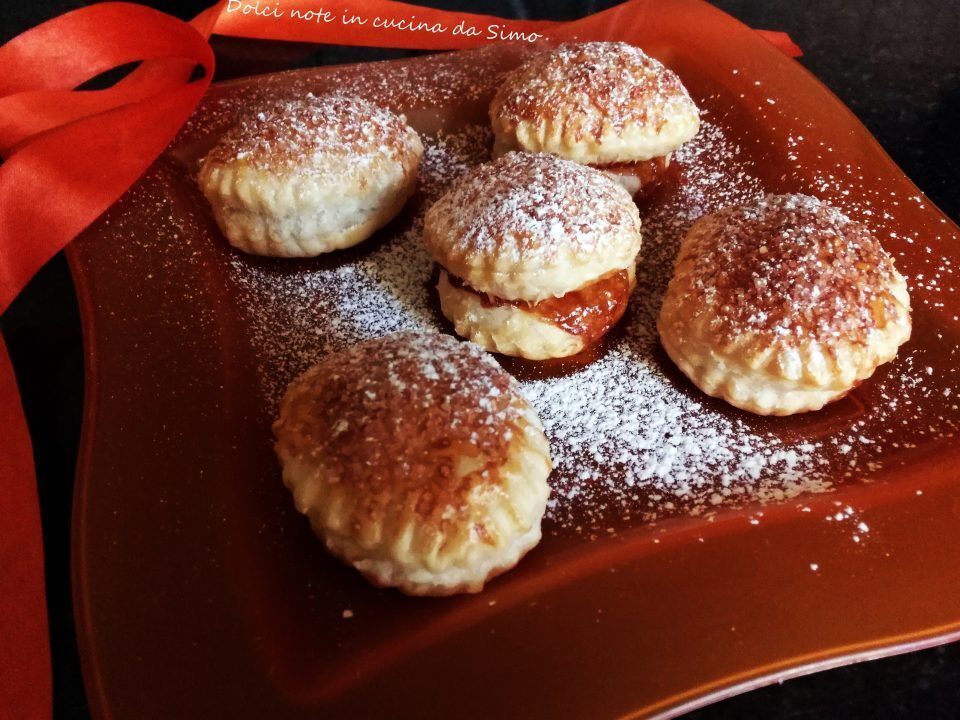 Dolcetti di sfoglia alla crema Mou