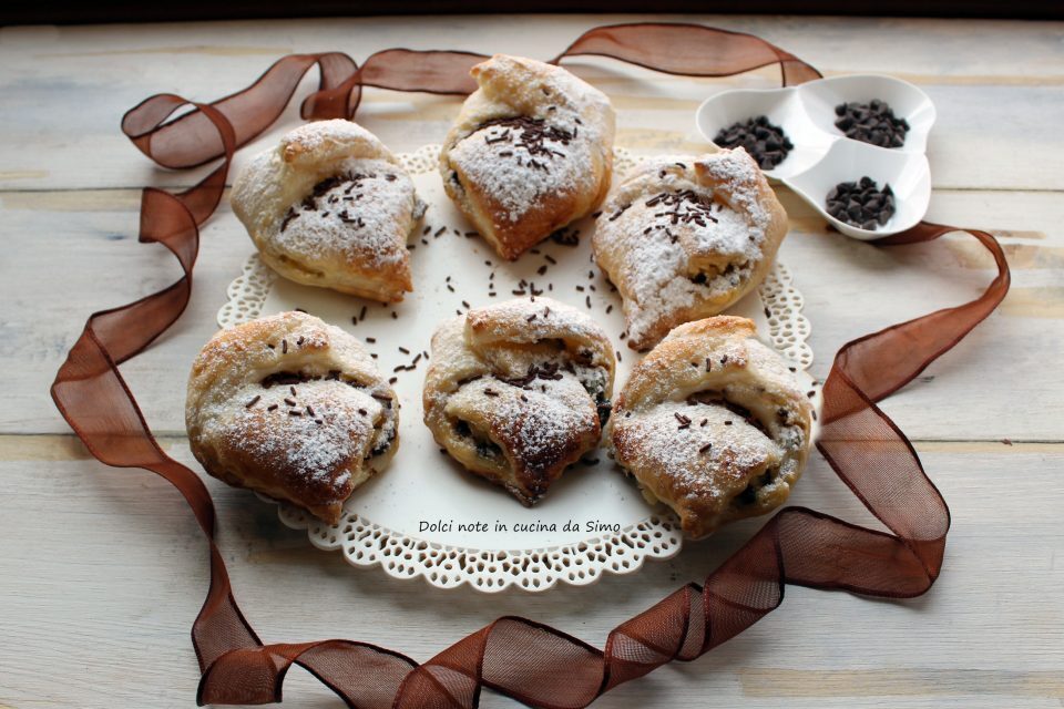 Dolcetti di sfoglia con crema di ricotta e gocce al cioccolato