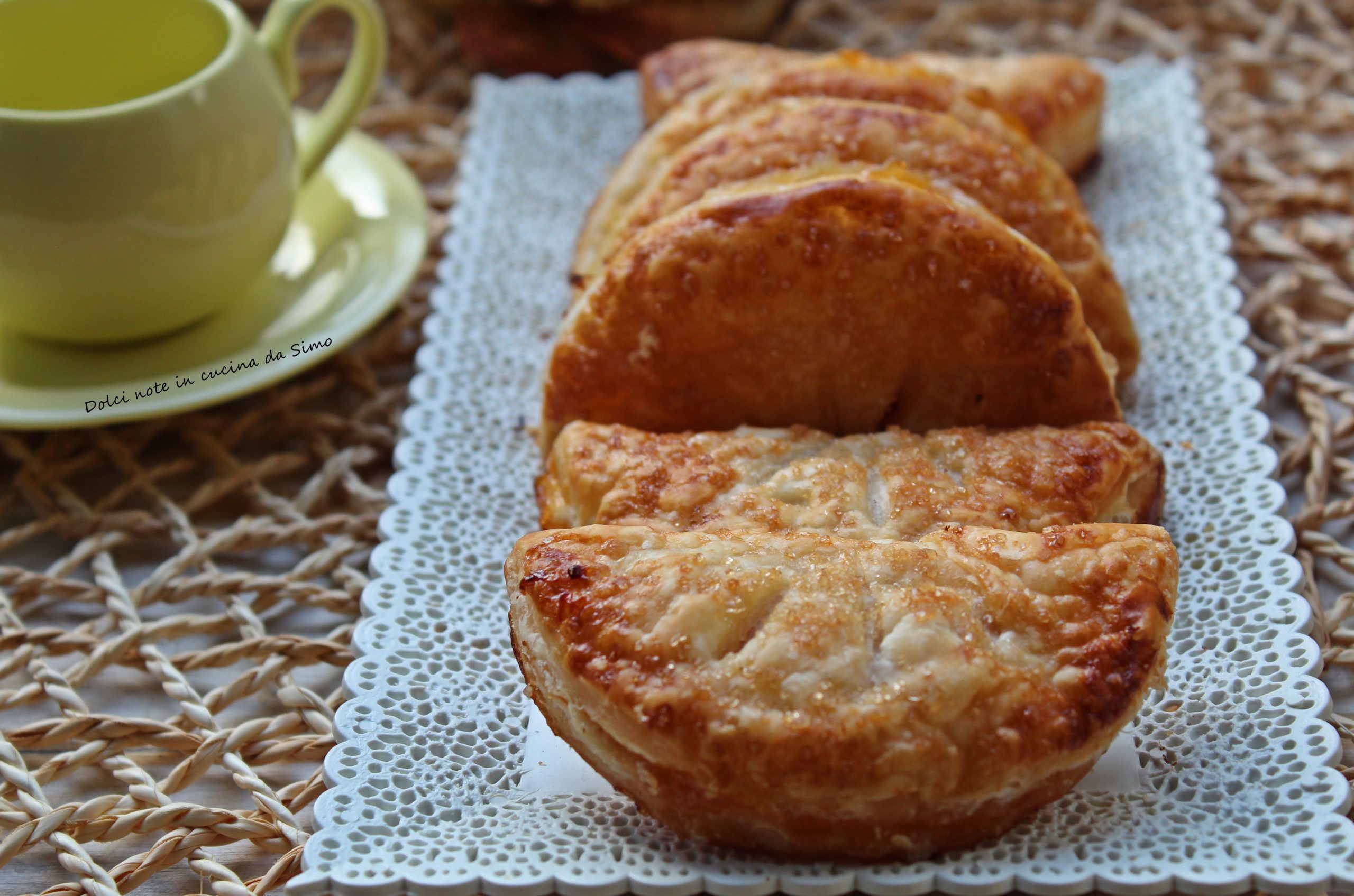 Dolcetti di sfoglia dal cuore di mele e marmellata