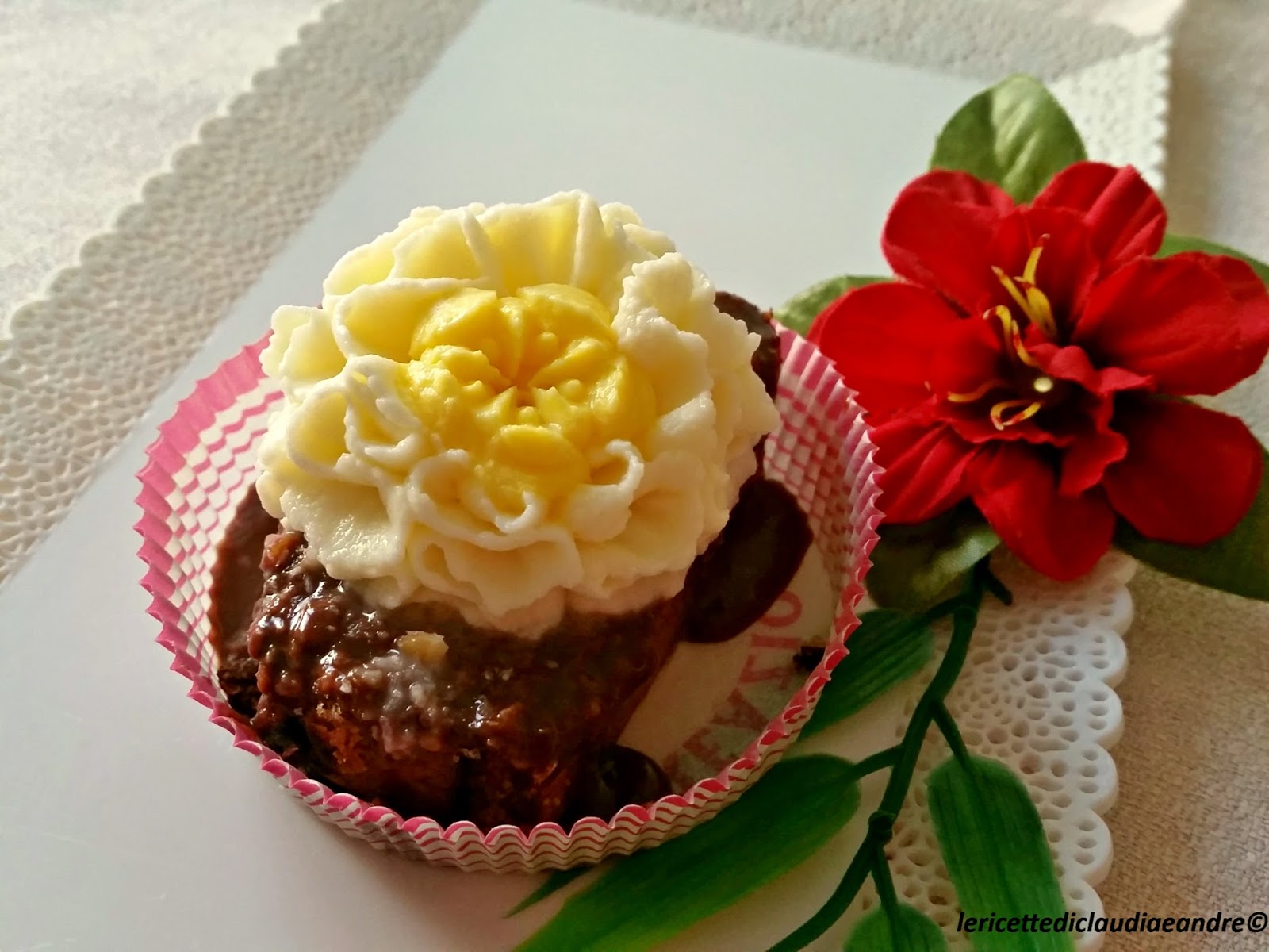 Dolcetti swiss decorati con fiori al mascarpone