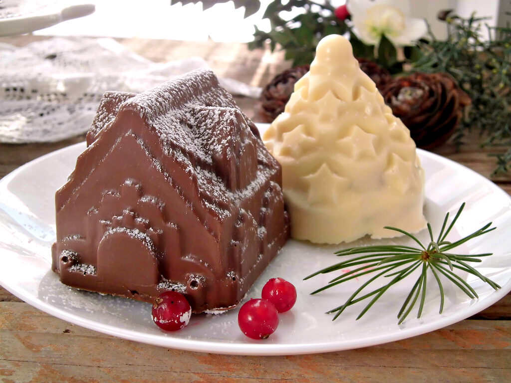 Dolci casette di cioccolato pandoro e crema al latte