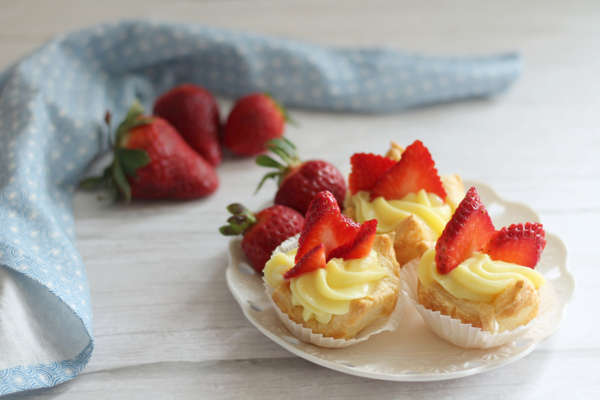 Dolci di pasta sfoglia con crema pasticciera e fragole