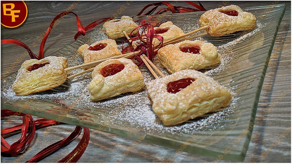 Dolci di pasta sfoglia e marmellata