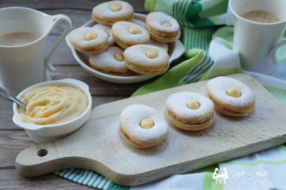 Dolci ovetti – biscotti farciti con crema all’ arancia