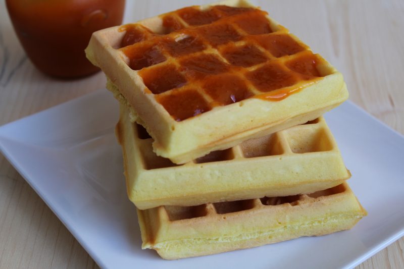 Dolci waffle con marmellata  albicocche