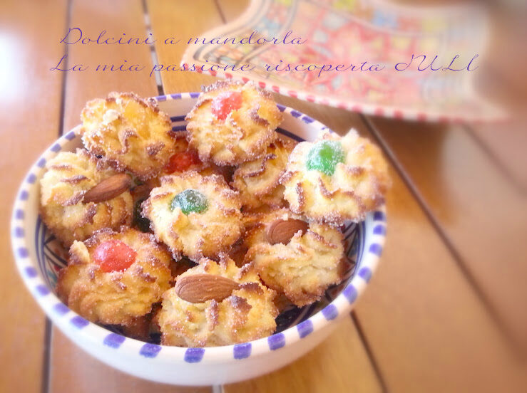 Dolcini a mandorla con ciliegino pasta di mandorla, mandorle