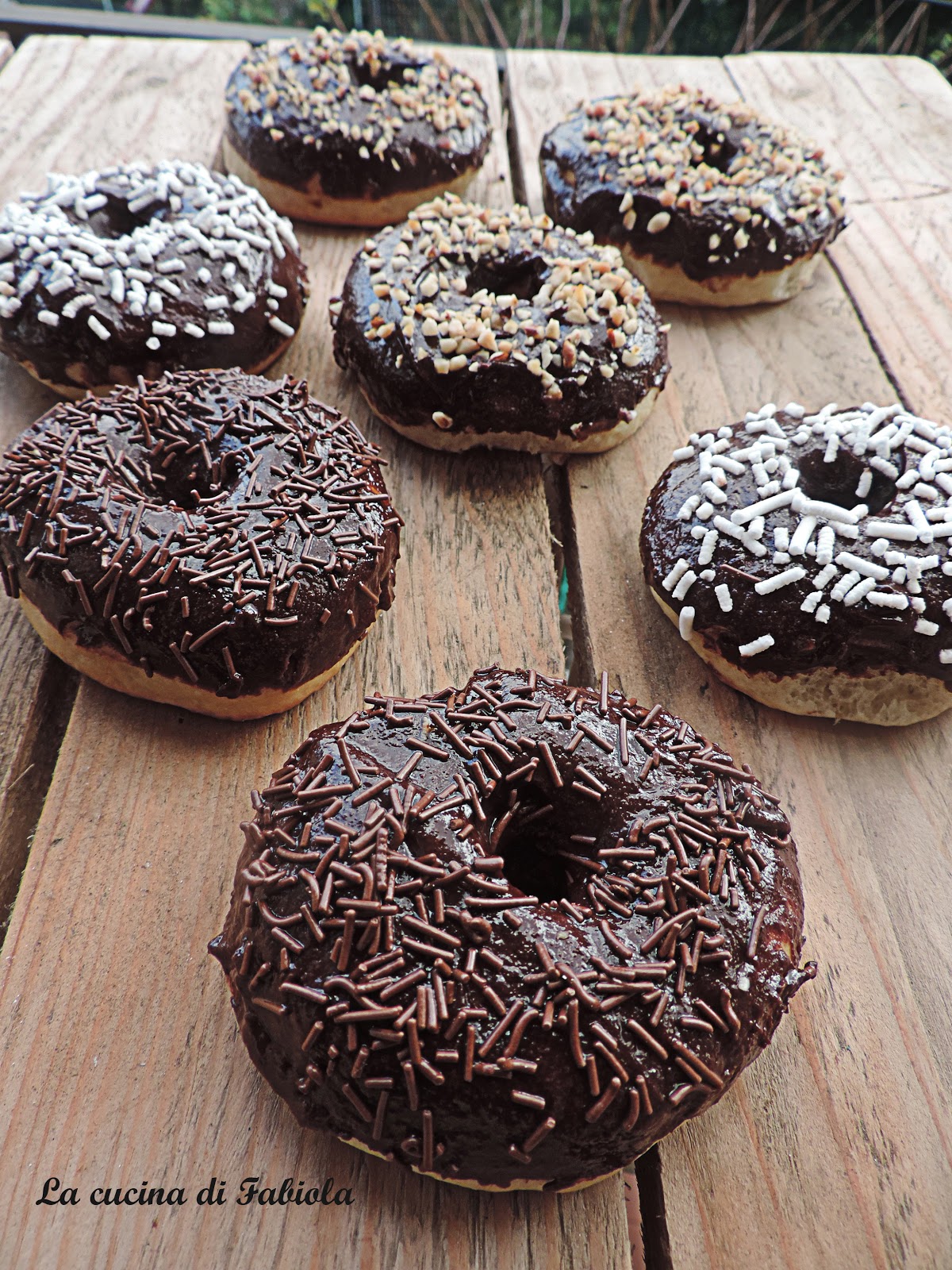 Donuts al forno ricoperti al cioccolato