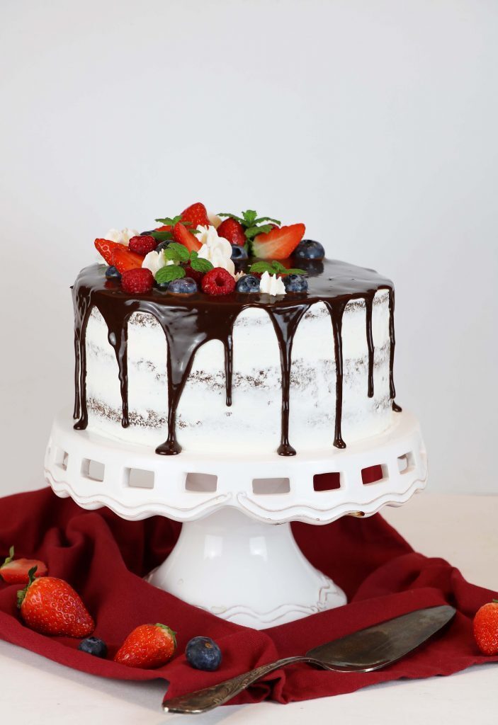 Drip Cake al cioccolato e frutti rossi