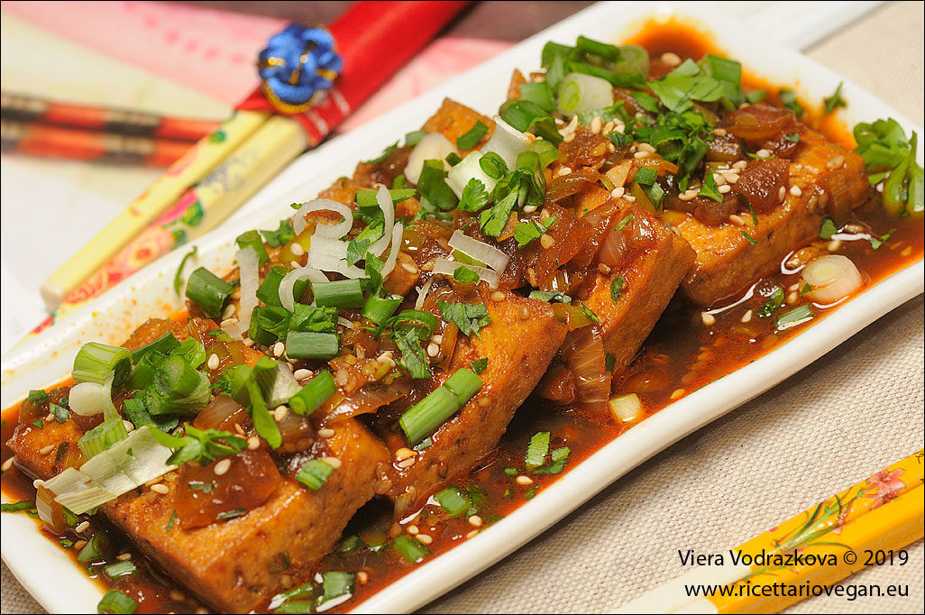Dubu jorim tofu brasato piccante alla coreana